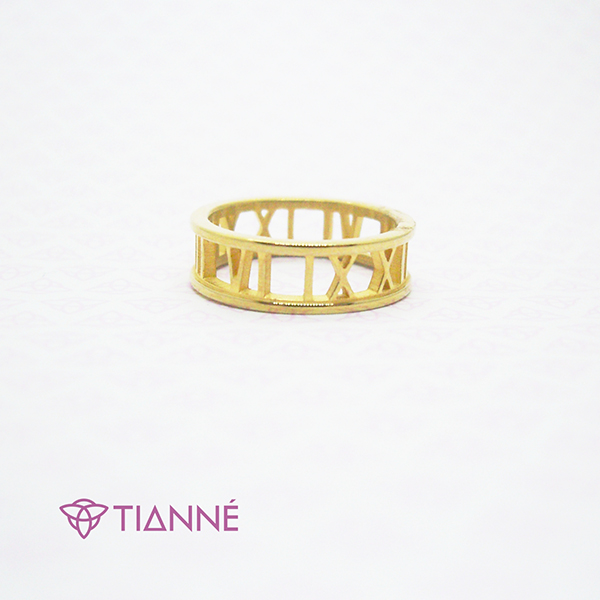 Anillo en acero dorado con corte de números romanos. talla 6