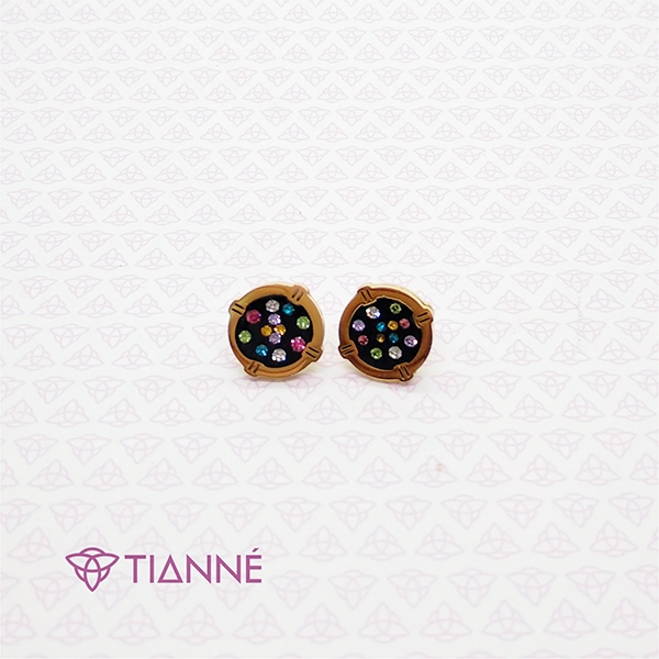 Aretes en acero dorado con fondo negro y piedras de colores