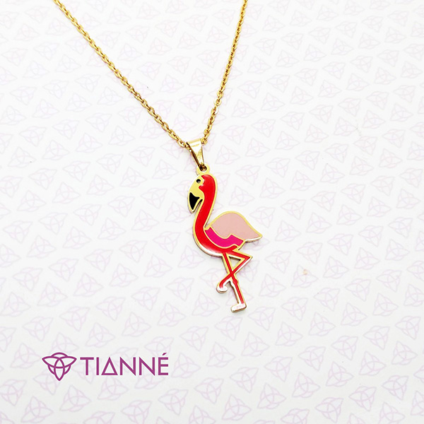 Collar en acero dorado con dije de flamingo esmaltado a color.