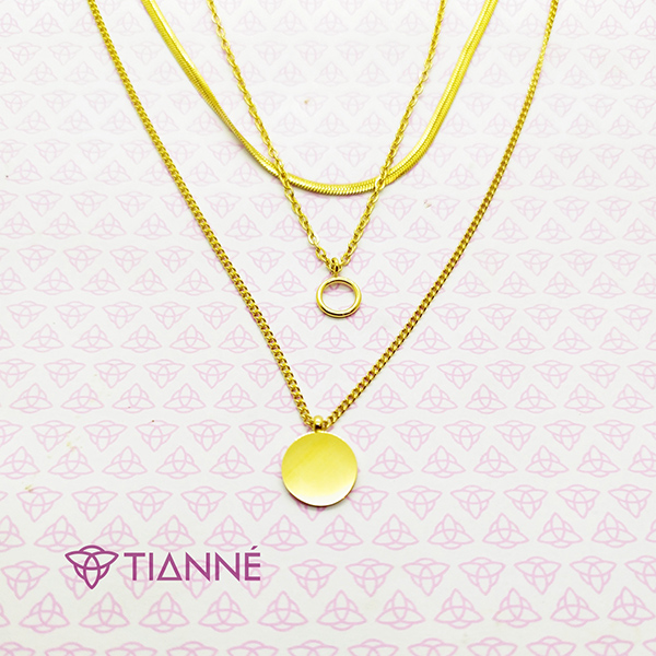 Collar triple en acero dorado con dijes de círculos