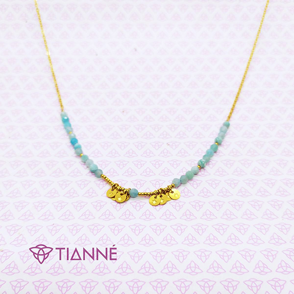 Collar en acero dorado con cristales azules