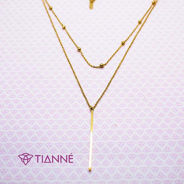 Collar doble en acero dorado con placa y cadena con bolitas