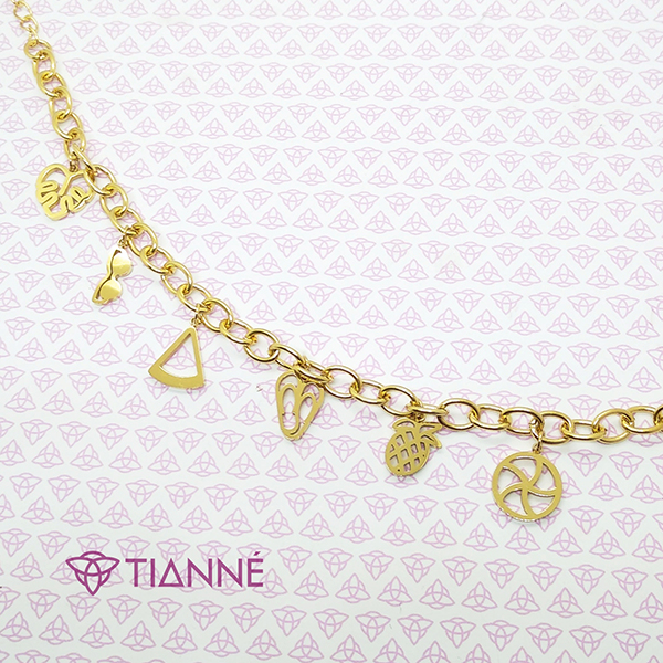 Pulsera en acero dorado con dijes variados.