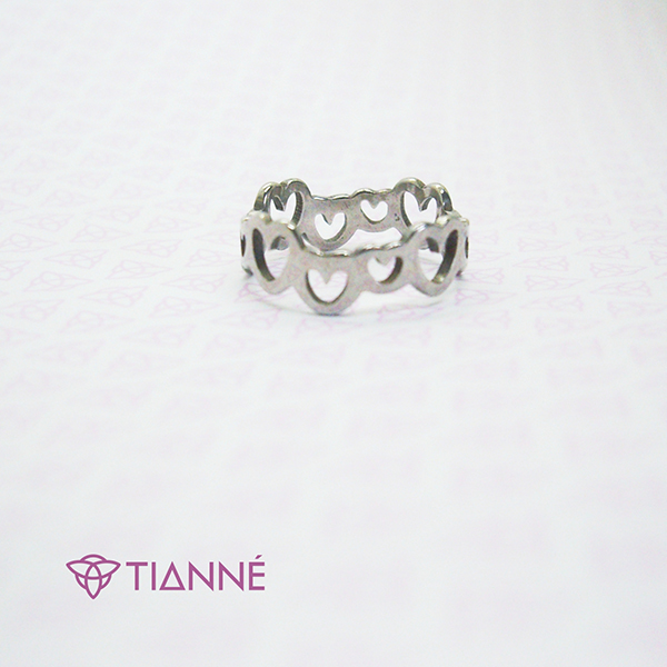 Anillo en acero natural grabado de corazones, talla 5