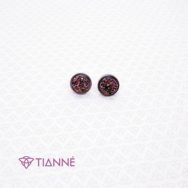 Aretes en acero natural con piedras en morado.