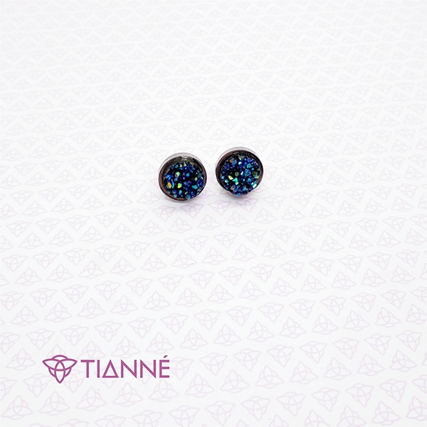 Aretes en acero natural con piedras azules.