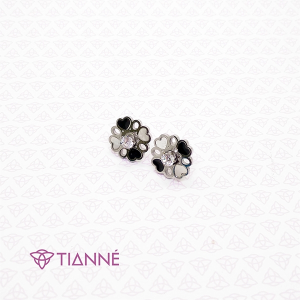 Aretes en acero natural con forma de flor negro y blanco.