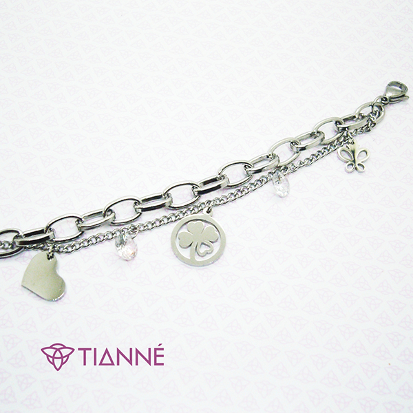 Pulsera en acero natural con doble cadena y dijes.