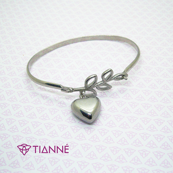 Brazalete en acero natural  con un dije de corazón