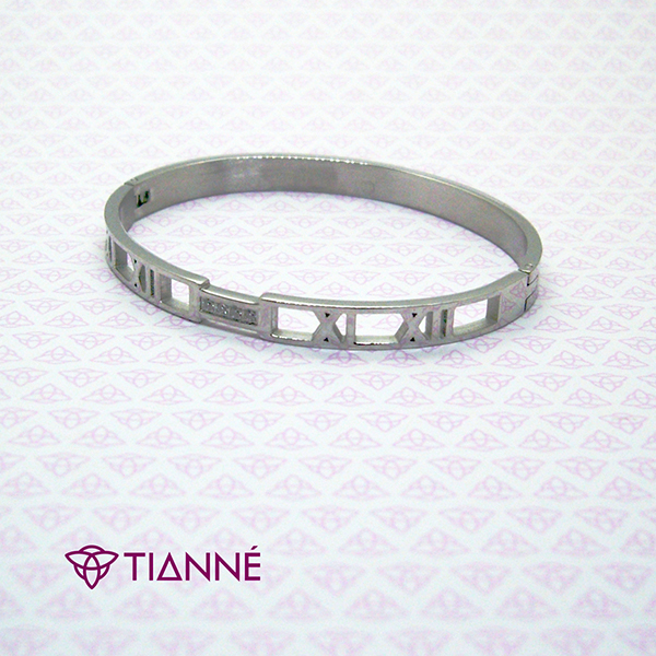 Brazalete de acero natural con grabado de números romanos